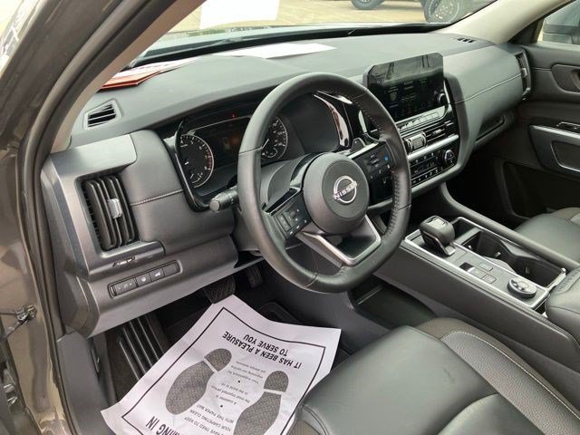 Used 2025 Nissan Pathfinder SL AWD/4WD image 14