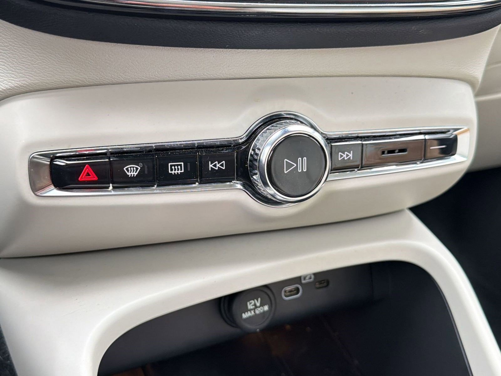 Certified 2023 Volvo XC40 B5 Plus w/ Driver Assist Package image 15