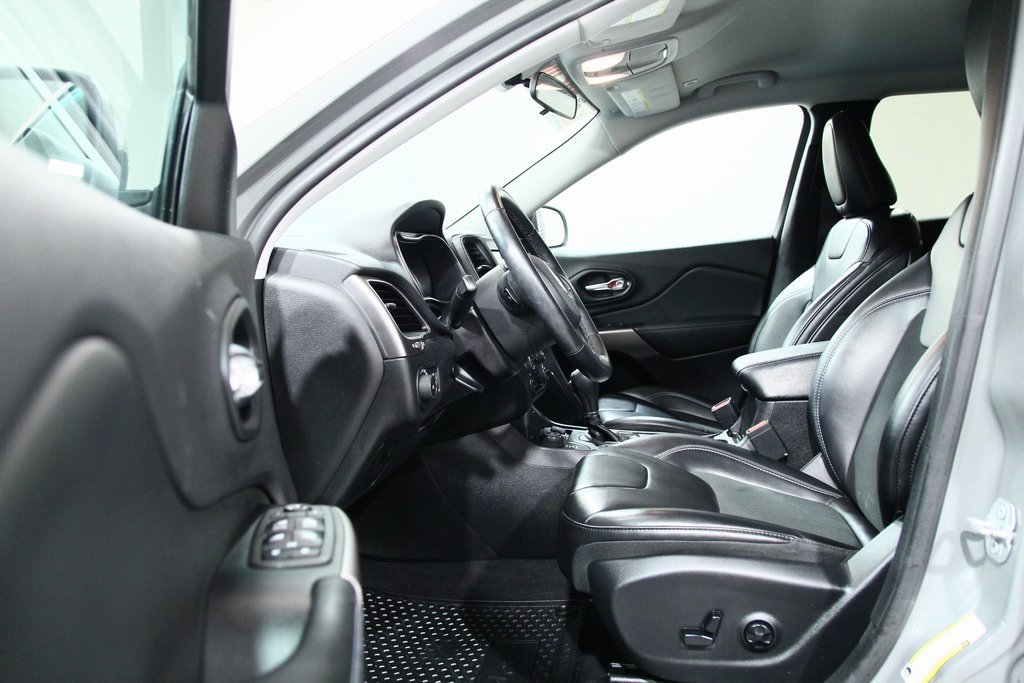 Used 2019 Jeep Cherokee Latitude Plus w/ Cold Weather Group image 19