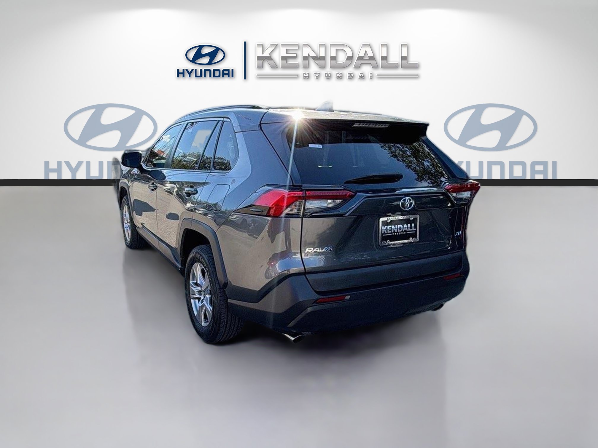 Used 2022 Toyota RAV4 XLE w/ Convenience Package FWD image 3