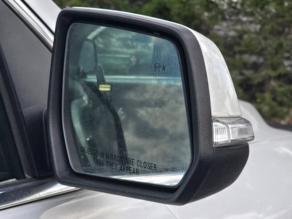 Used 2023 GMC Acadia SLT FWD image 16