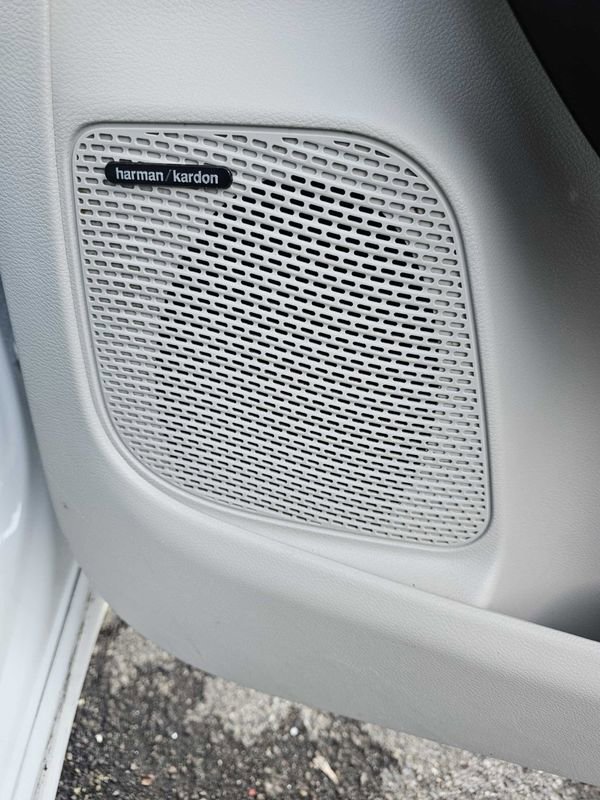 Used 2023 Chrysler Pacifica Limited w/ Uconnect Theater Family Group image 12