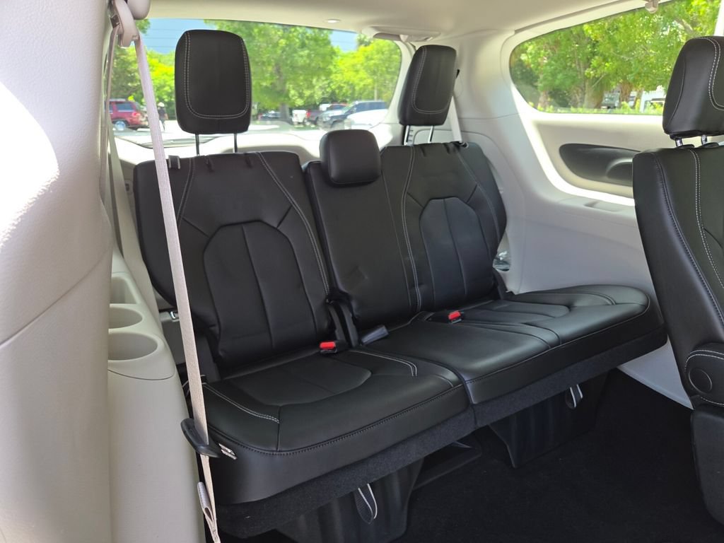 Used 2023 Chrysler Pacifica Touring-L AWD/4WD image 20