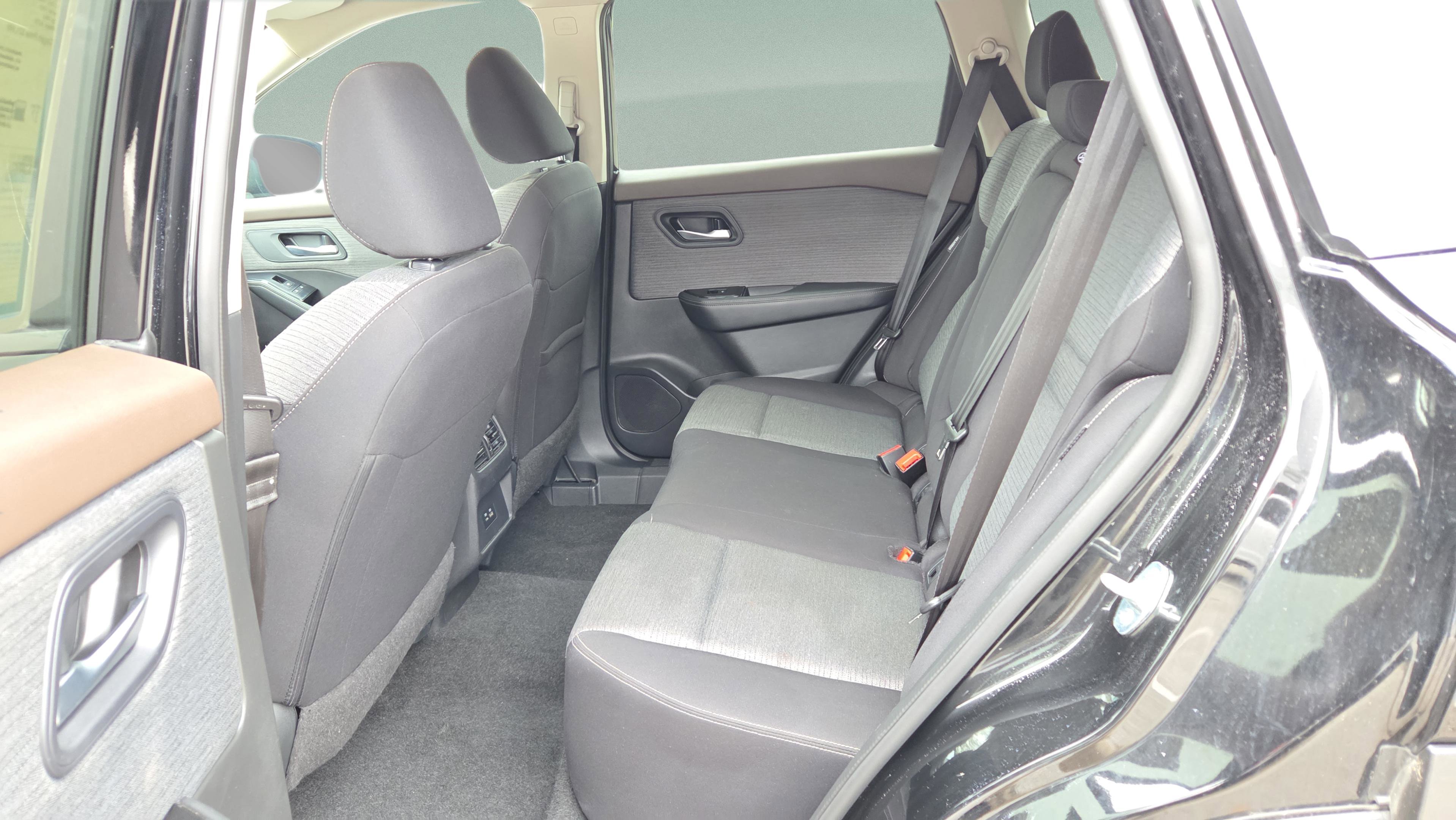 Used 2023 Nissan Rogue SV image 30