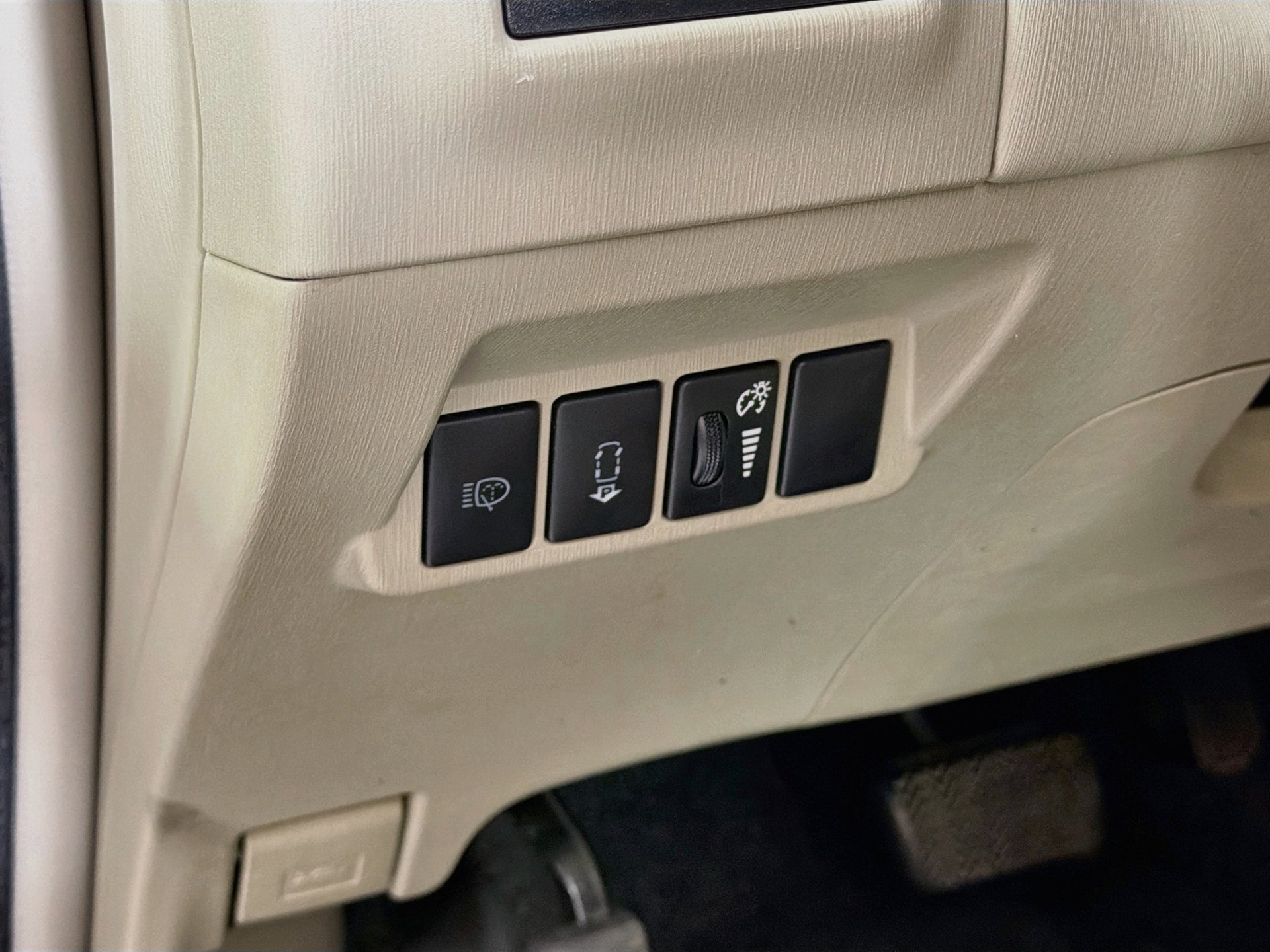 Used 2014 Toyota Prius V Five FWD image 10