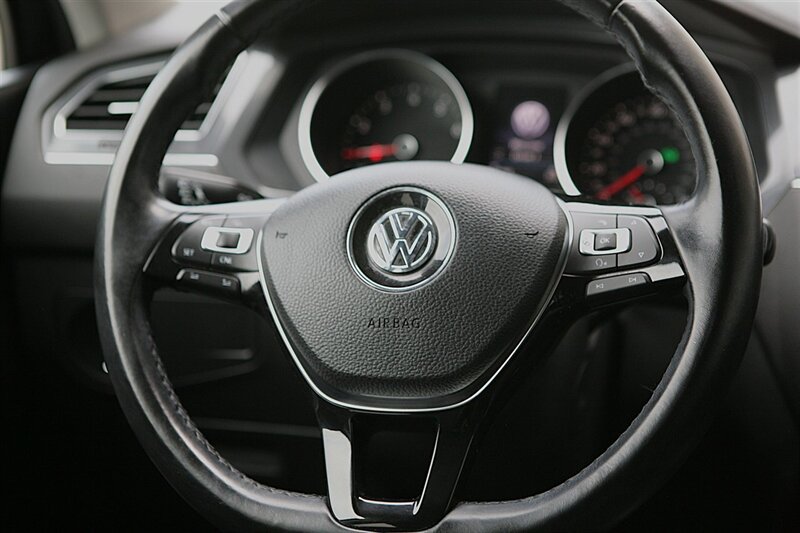 Used 2018 Volkswagen Tiguan SE AWD/4WD image 19