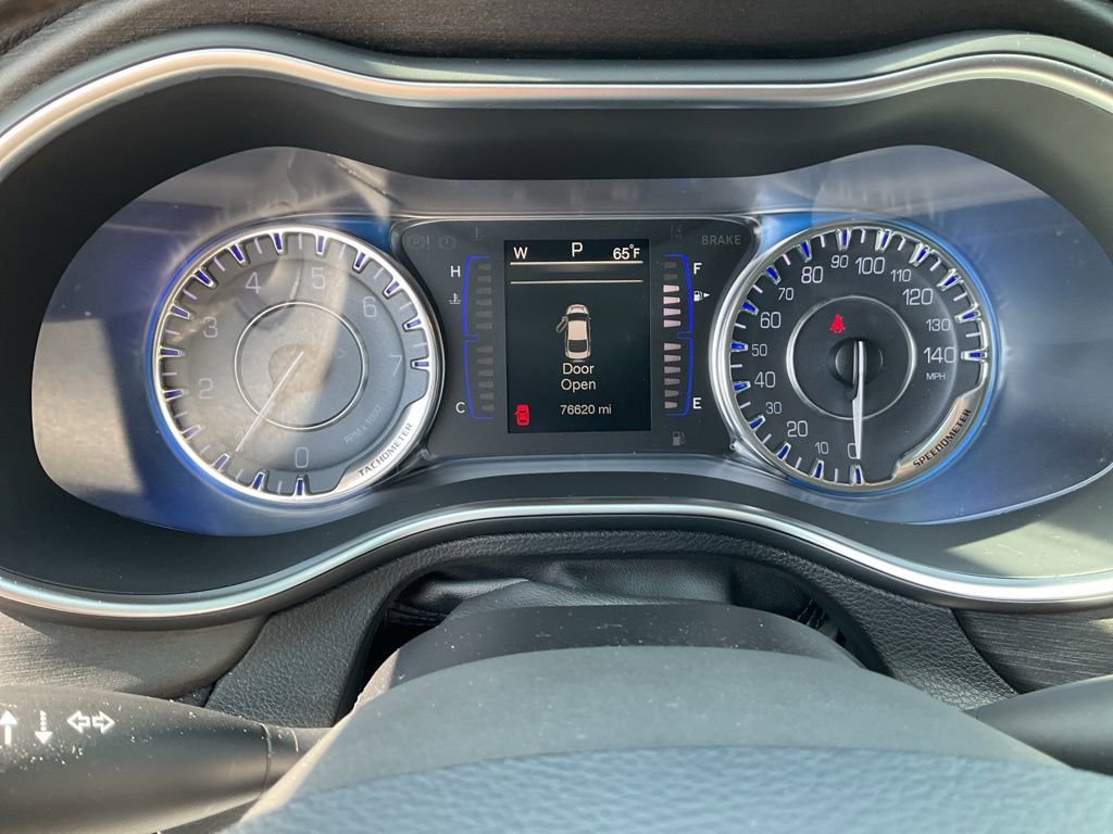 Used 2017 Chrysler 200 Limited Platinum image 10