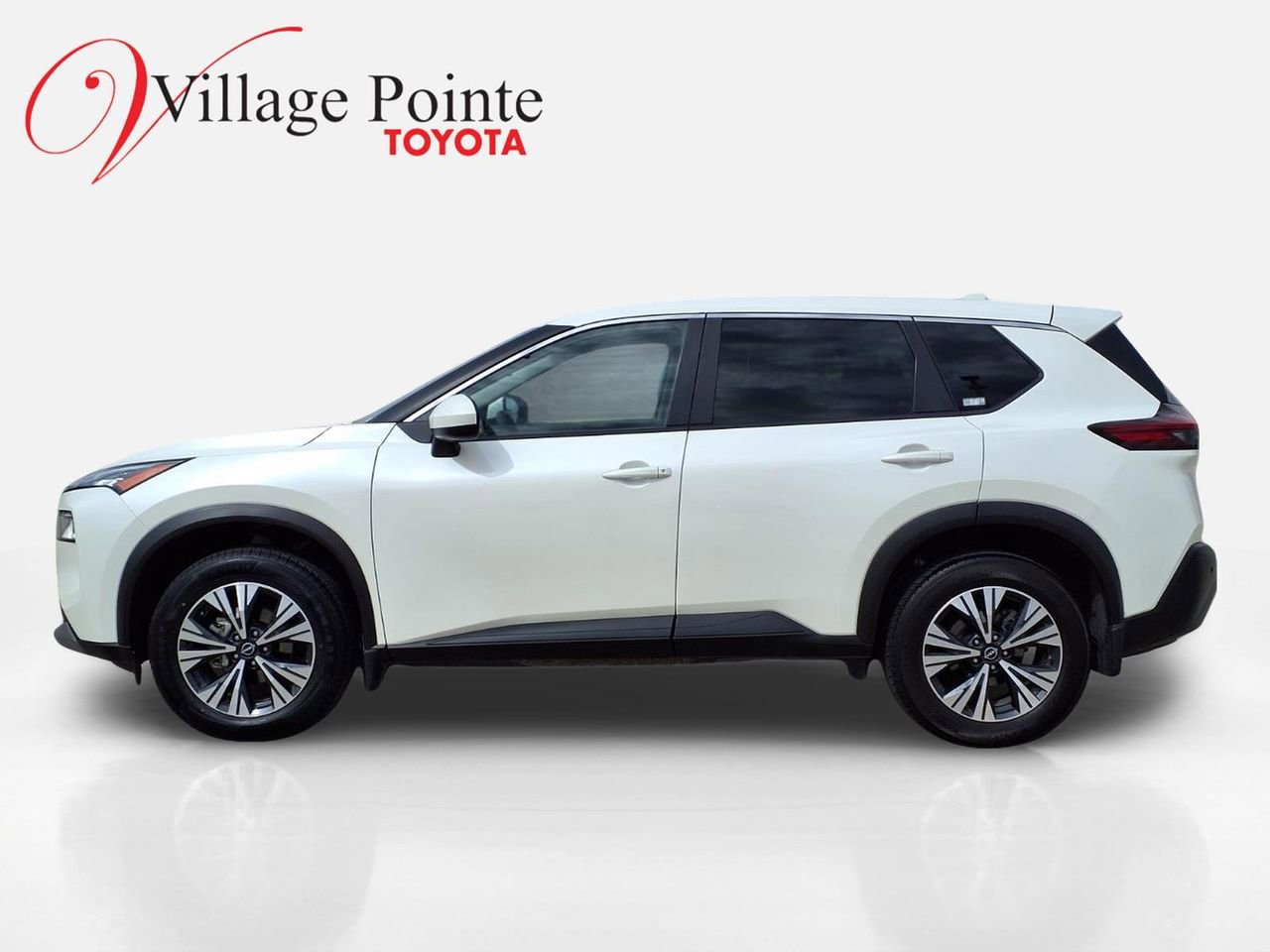 Used 2023 Nissan Rogue SV image 2