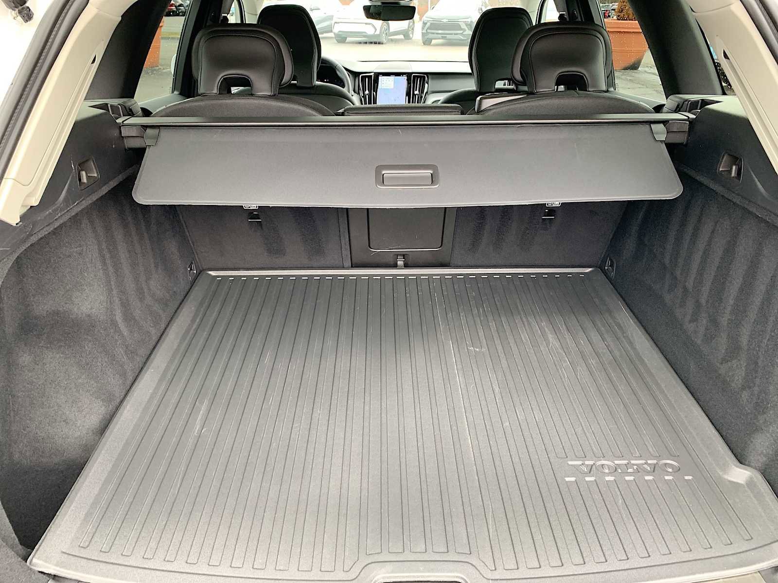 Used 2023 Volvo XC60 B5 Core image 25