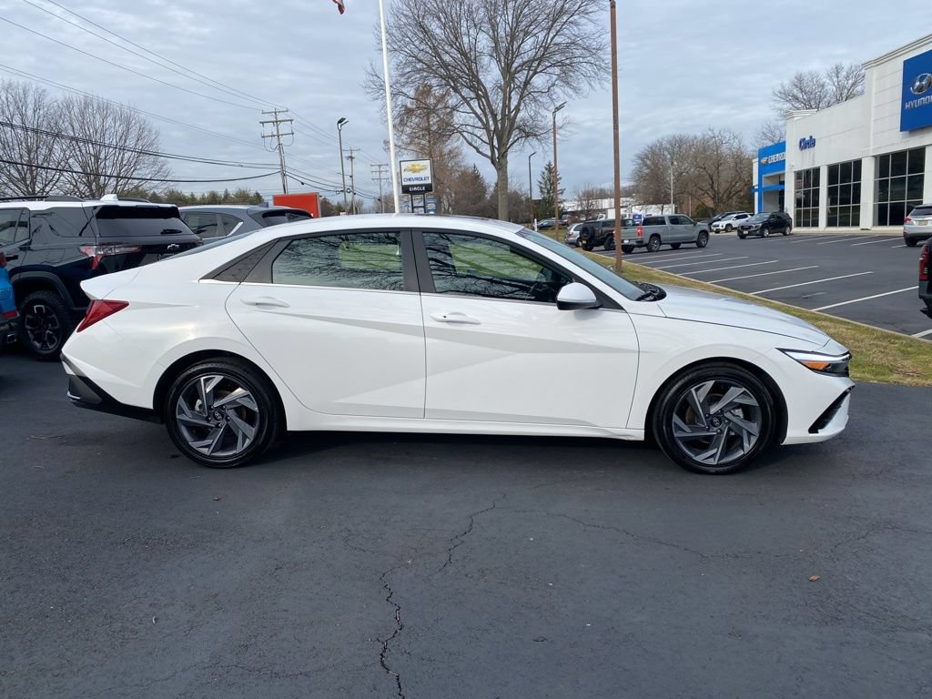 New 2025 Hyundai Elantra SEL FWD image 2