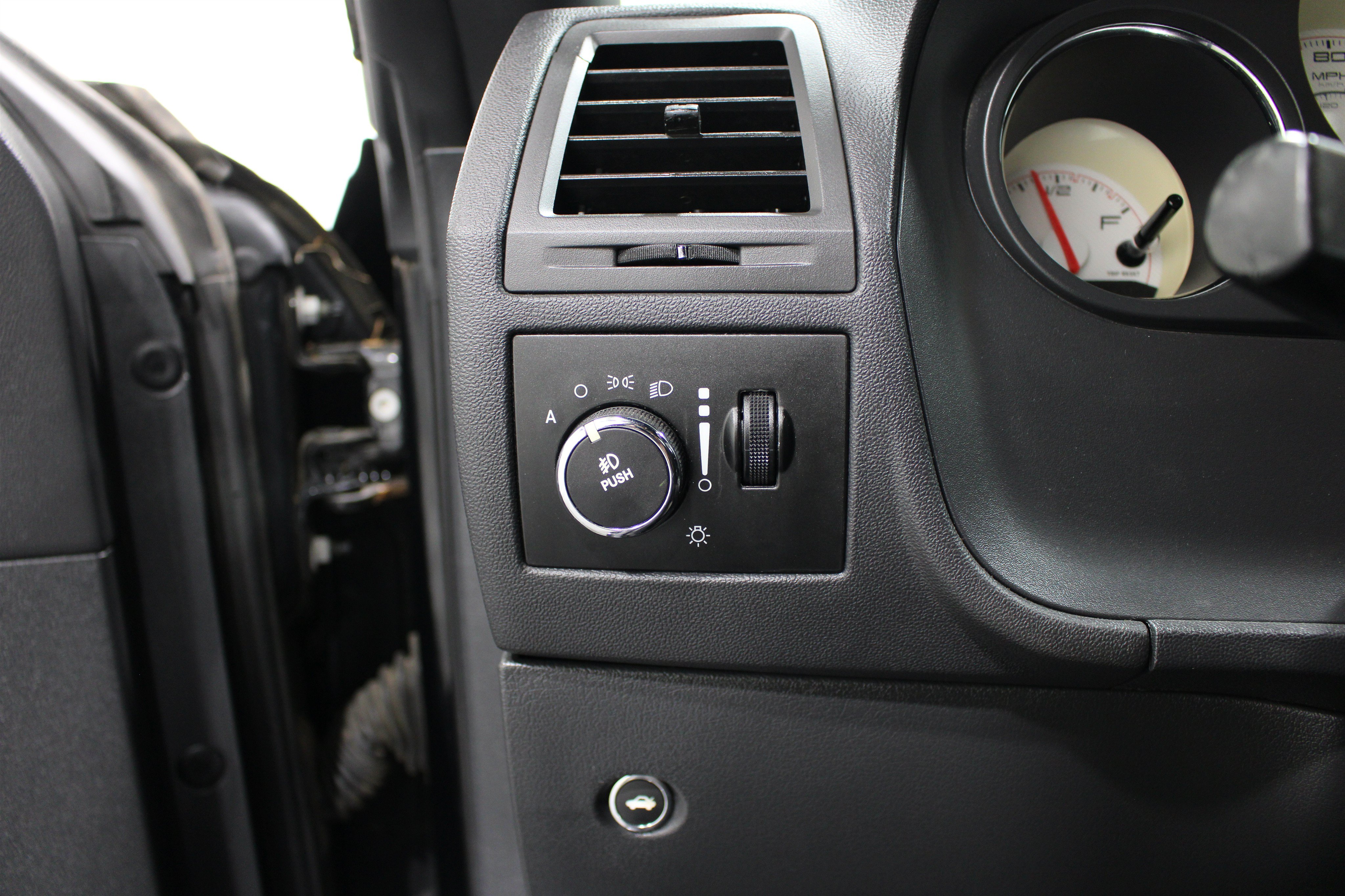 Used 2012 Dodge Challenger R/T RWD image 8