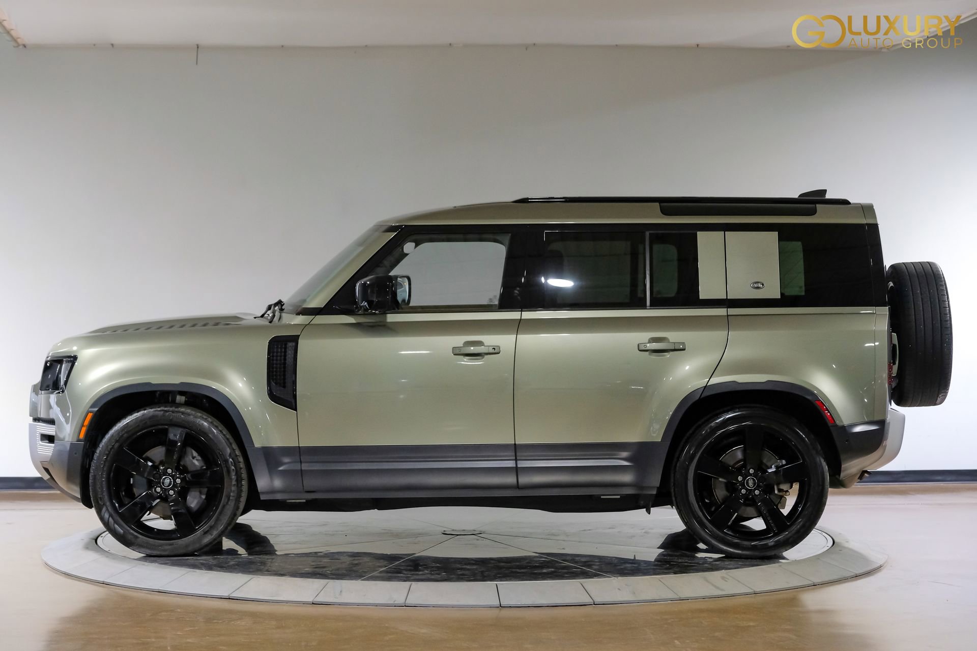 Used 2023 Land Rover Defender 110 SE AWD/4WD image 13