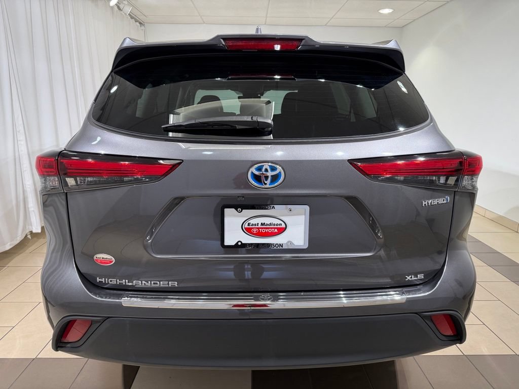 Used 2021 Toyota Highlander XLE AWD/4WD image 4