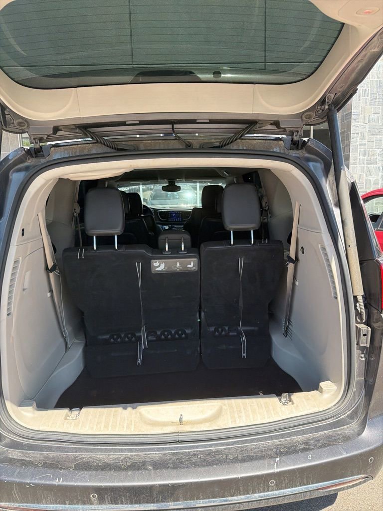 Used 2017 Chrysler Pacifica Touring-L image 5