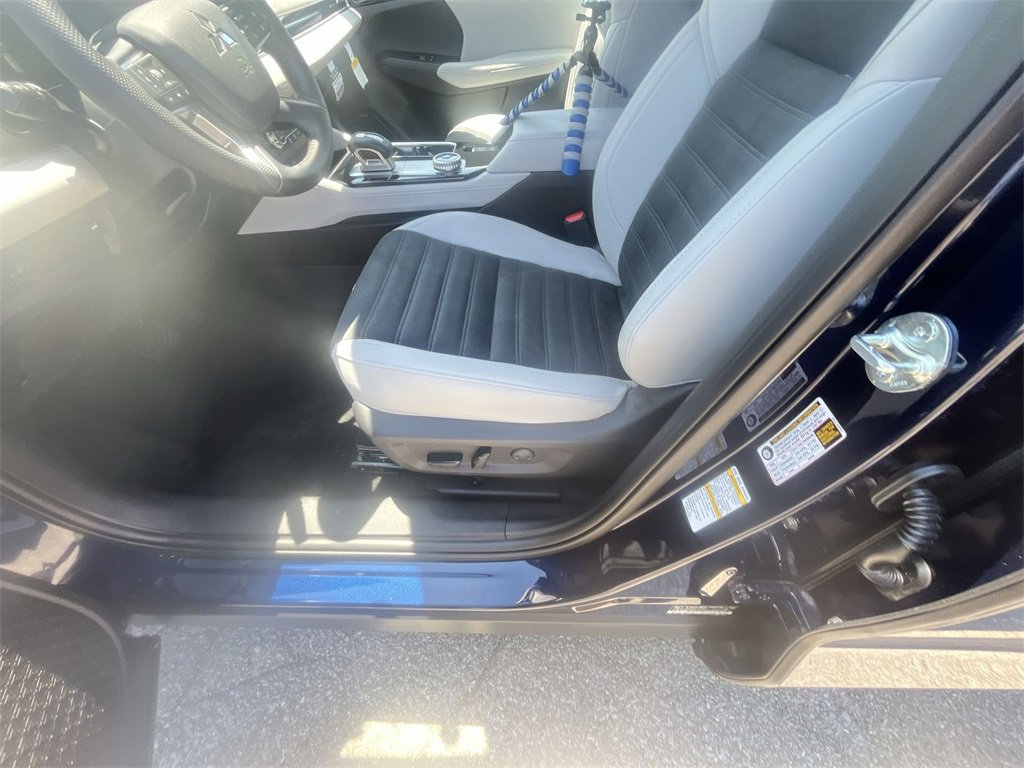 New 2025 Mitsubishi Outlander SE image 12