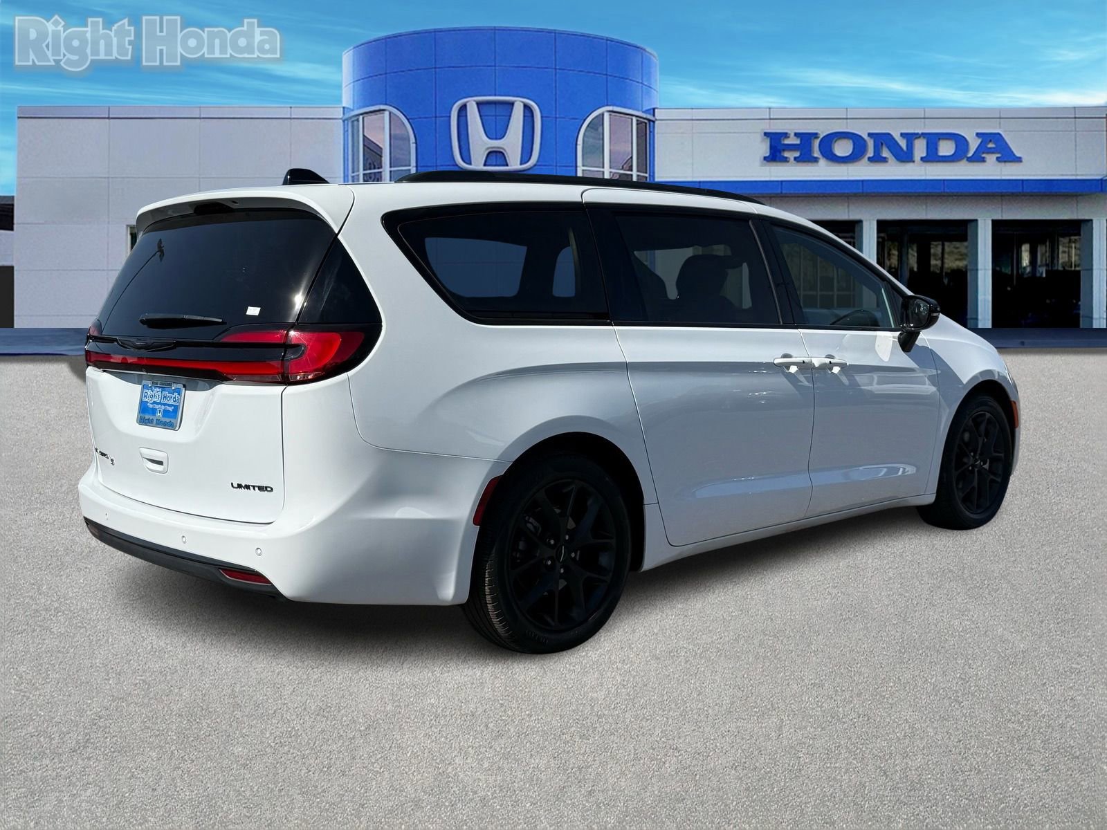Used 2025 Chrysler Pacifica Limited image 7