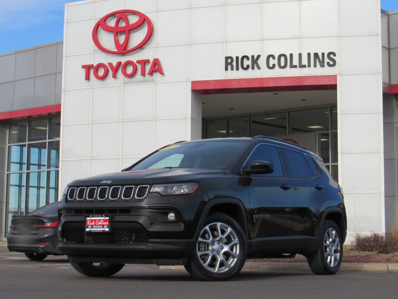 Used 2023 Jeep Compass Latitude image 1