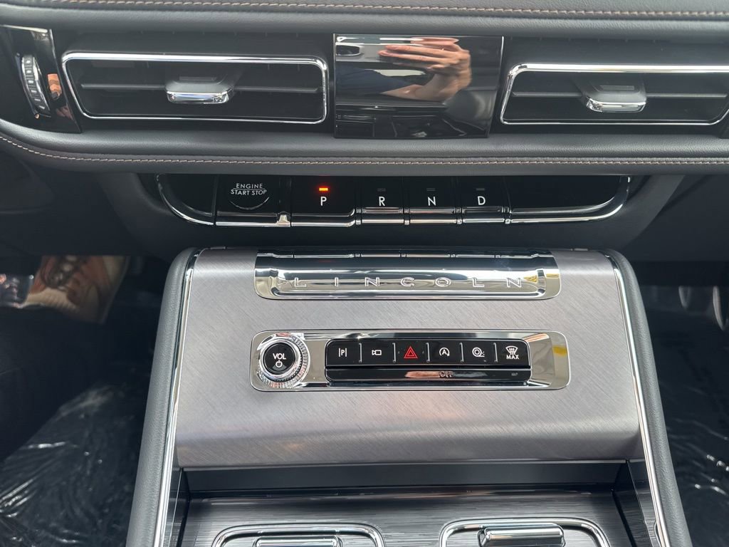 New 2025 Lincoln Aviator AWD w/ Equipment Group 101A image 16
