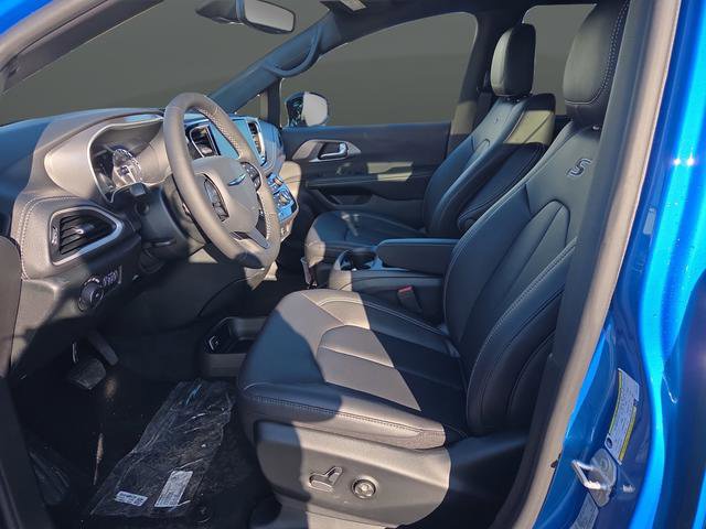 New 2026 Chrysler Pacifica Select w/ S Appearance Package image 4