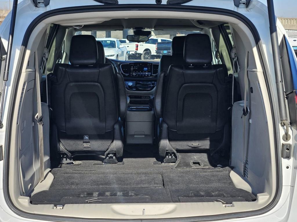 Used 2024 Chrysler Pacifica Select image 5