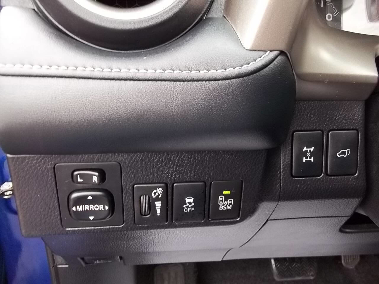 Used 2015 Toyota RAV4 Limited w/ Technology Package image 8