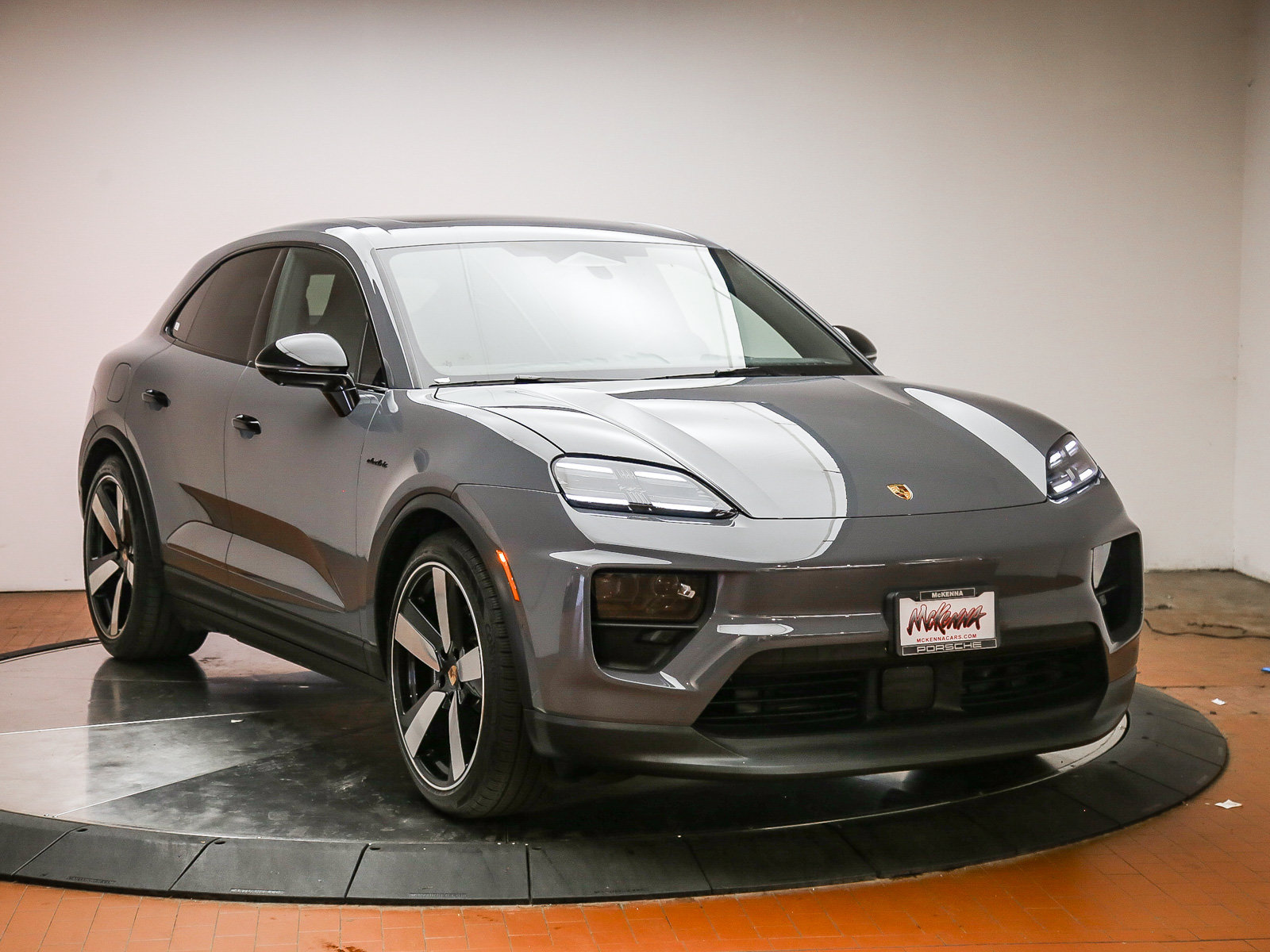 Certified 2025 Porsche Macan 4S Electric AWD/4WD image 4