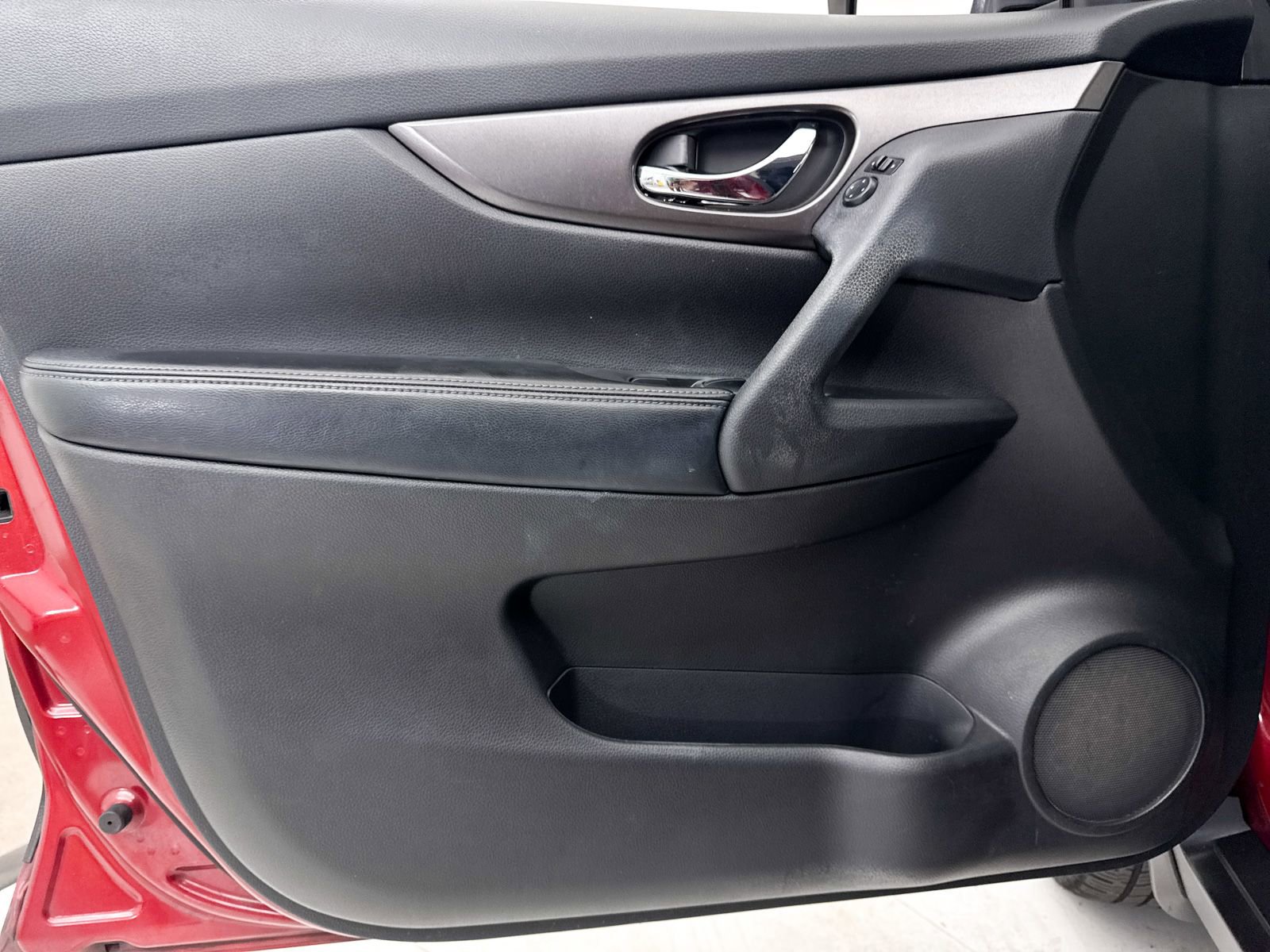 Used 2015 Nissan Rogue SV w/ SV Premium Package image 27