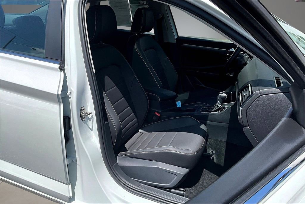 Used 2023 Volkswagen Jetta SE w/ Panoramic Sunroof Package FWD image 27