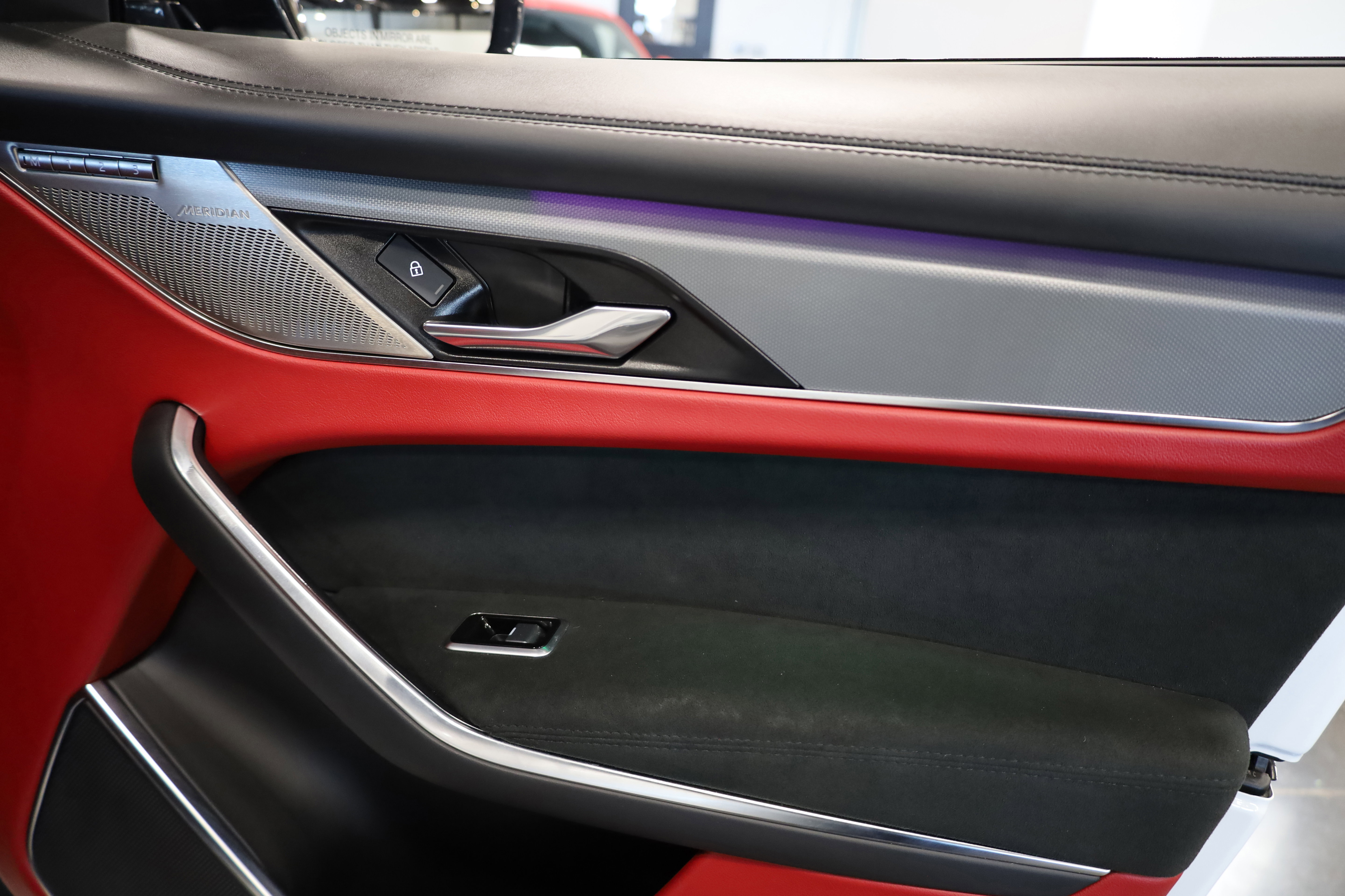 Used 2023 Jaguar F-PACE SVR image 40