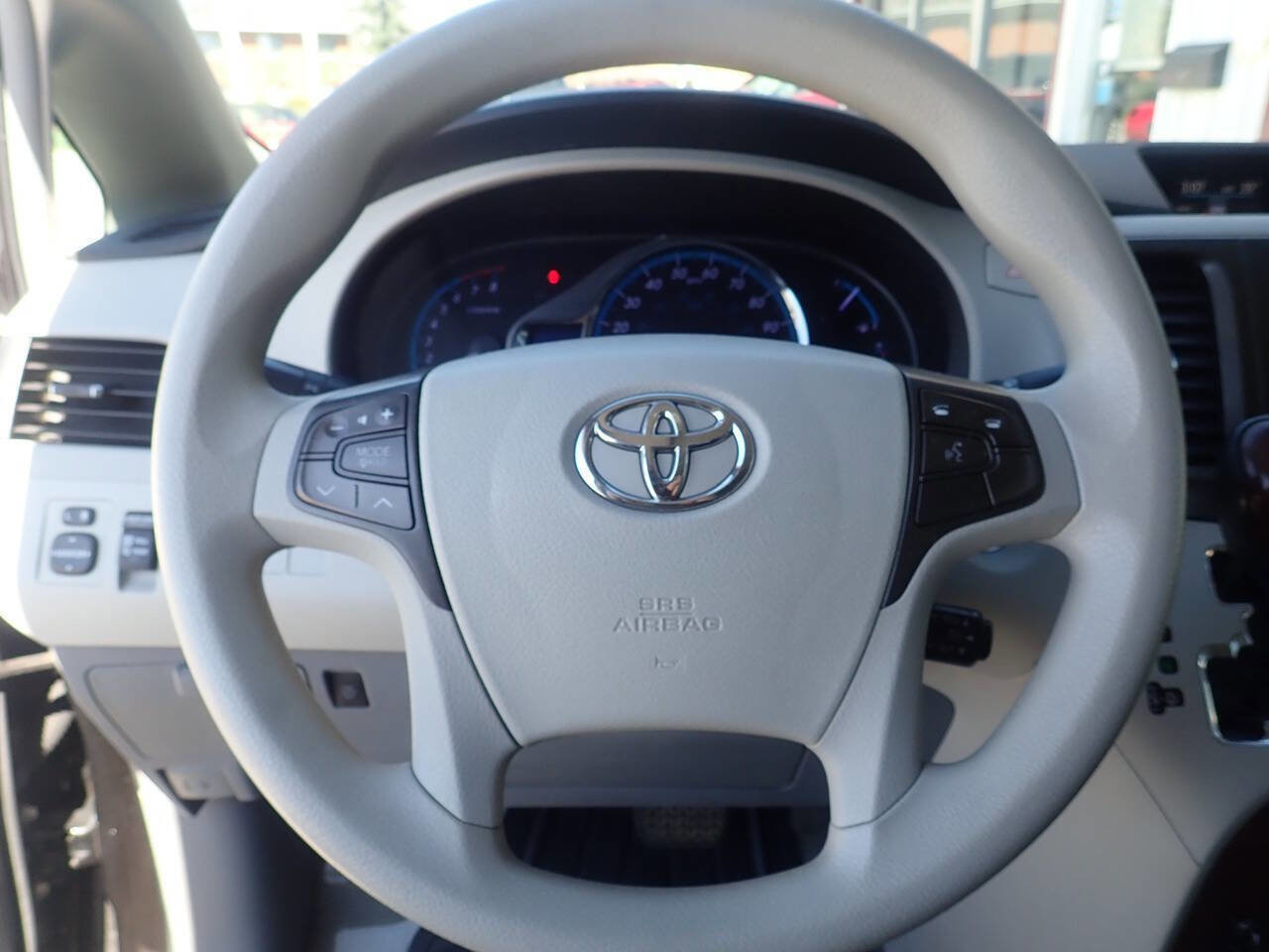 Used 2013 Toyota Sienna XLE FWD image 7