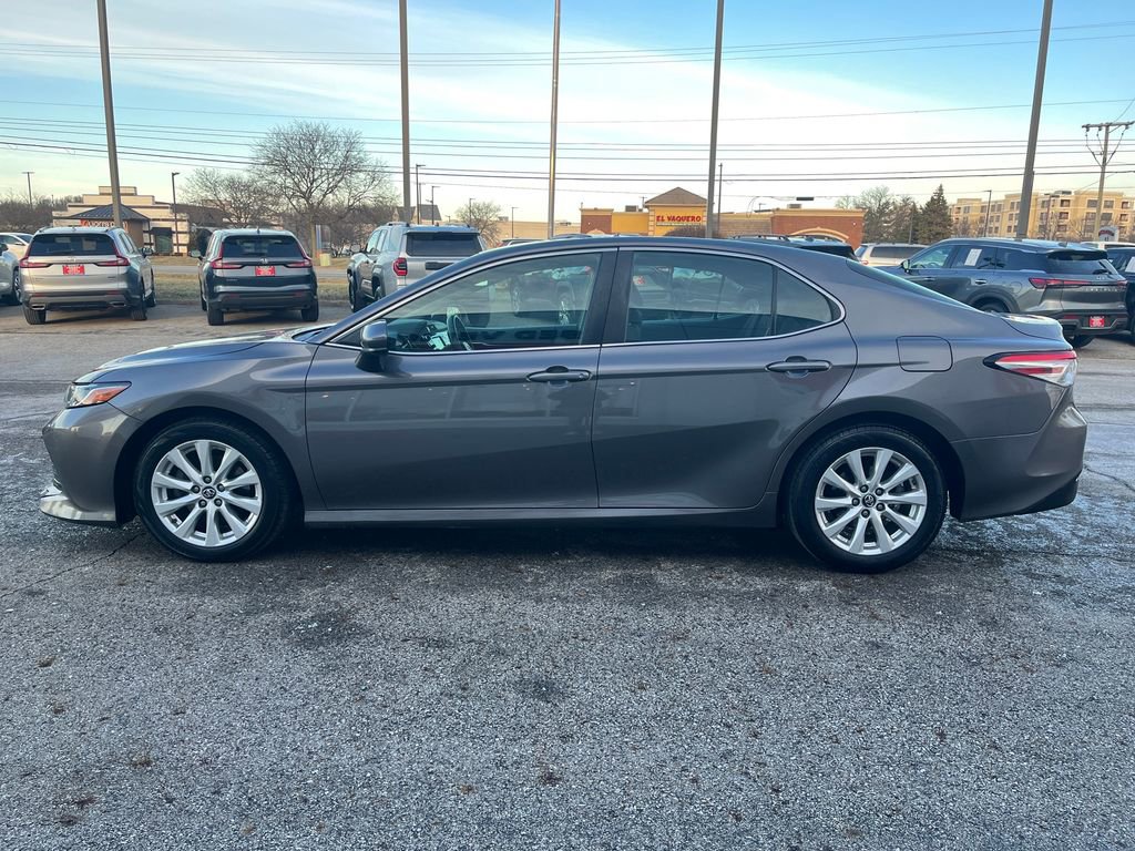 Used 2018 Toyota Camry LE image 2
