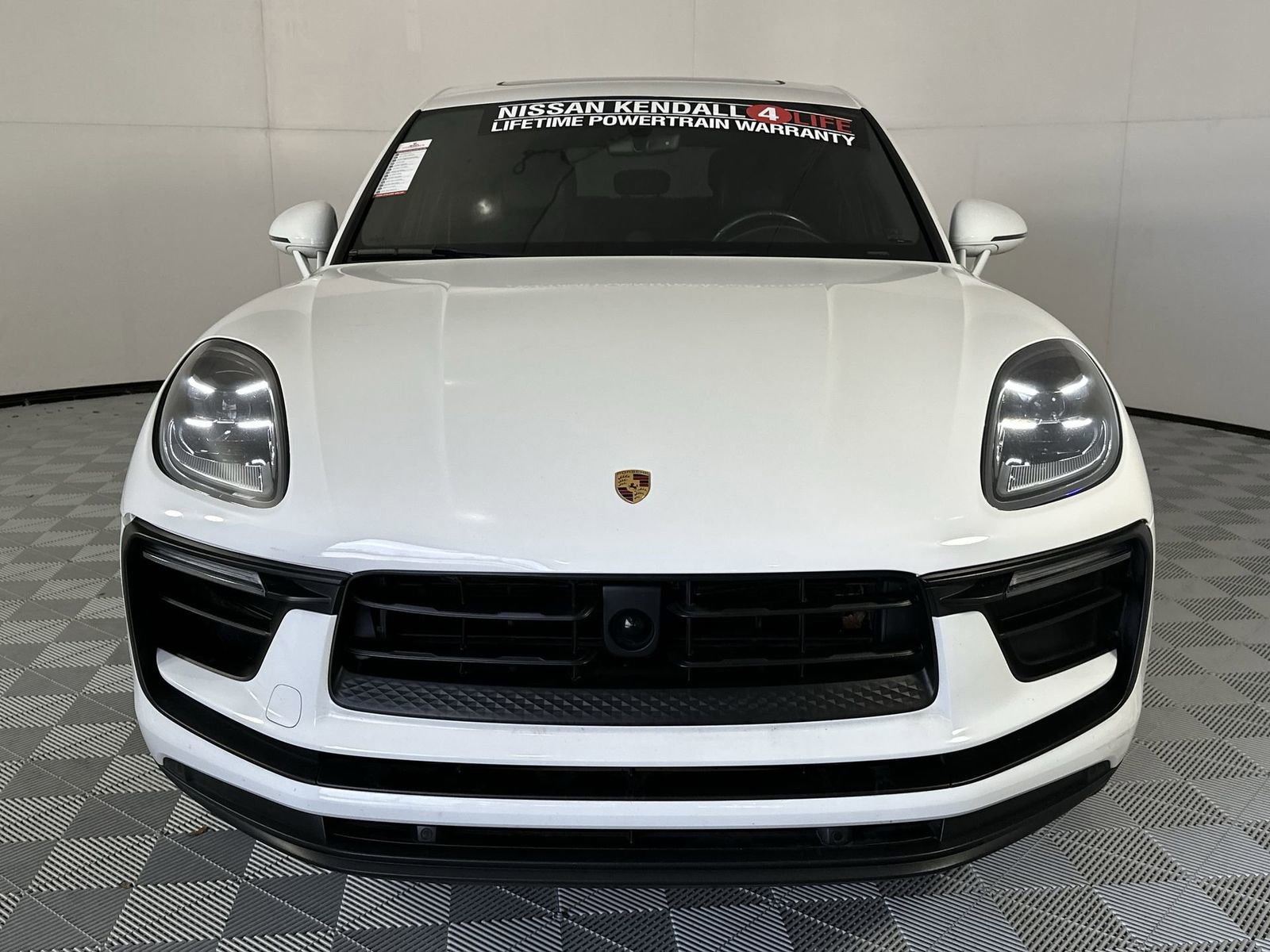 Used 2023 Porsche Macan AWD/4WD image 3