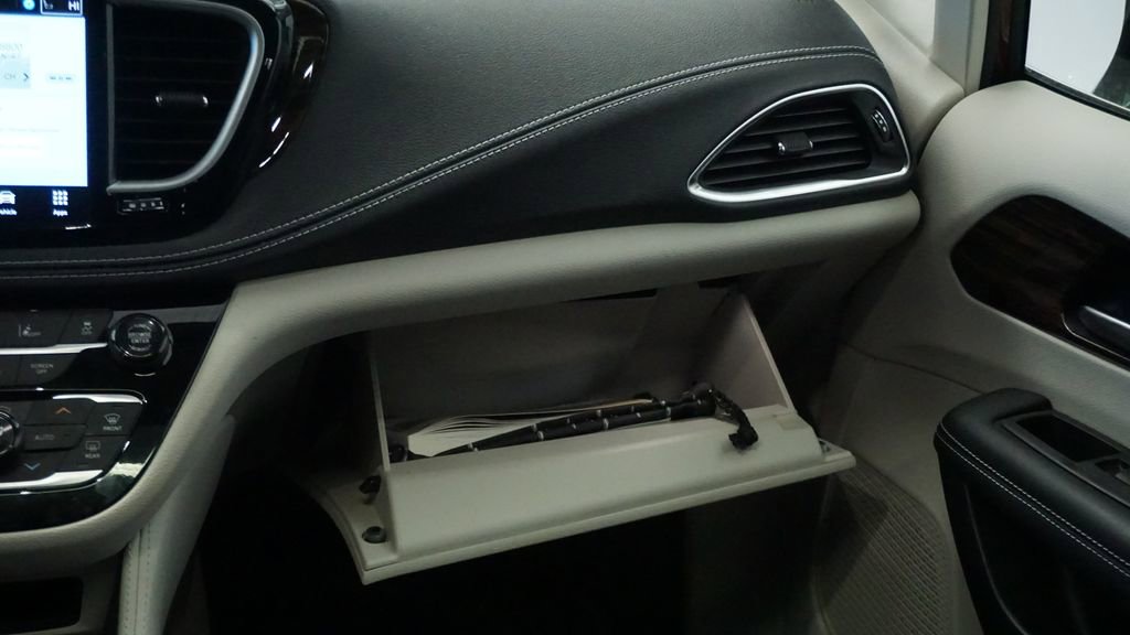 Used 2023 Chrysler Pacifica Limited image 25