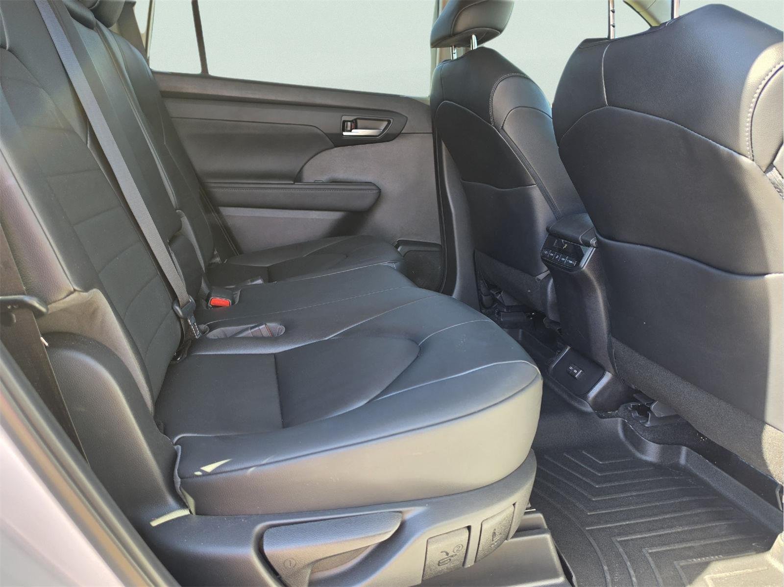 Used 2023 Toyota Highlander XLE FWD image 29
