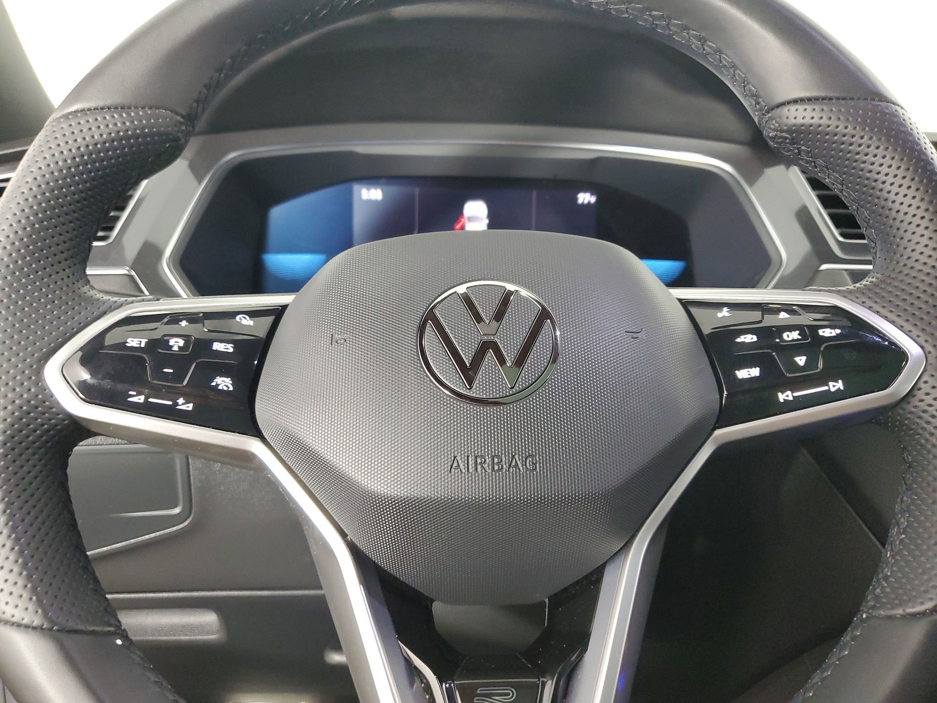 Used 2023 Volkswagen Tiguan SE R-Line image 30