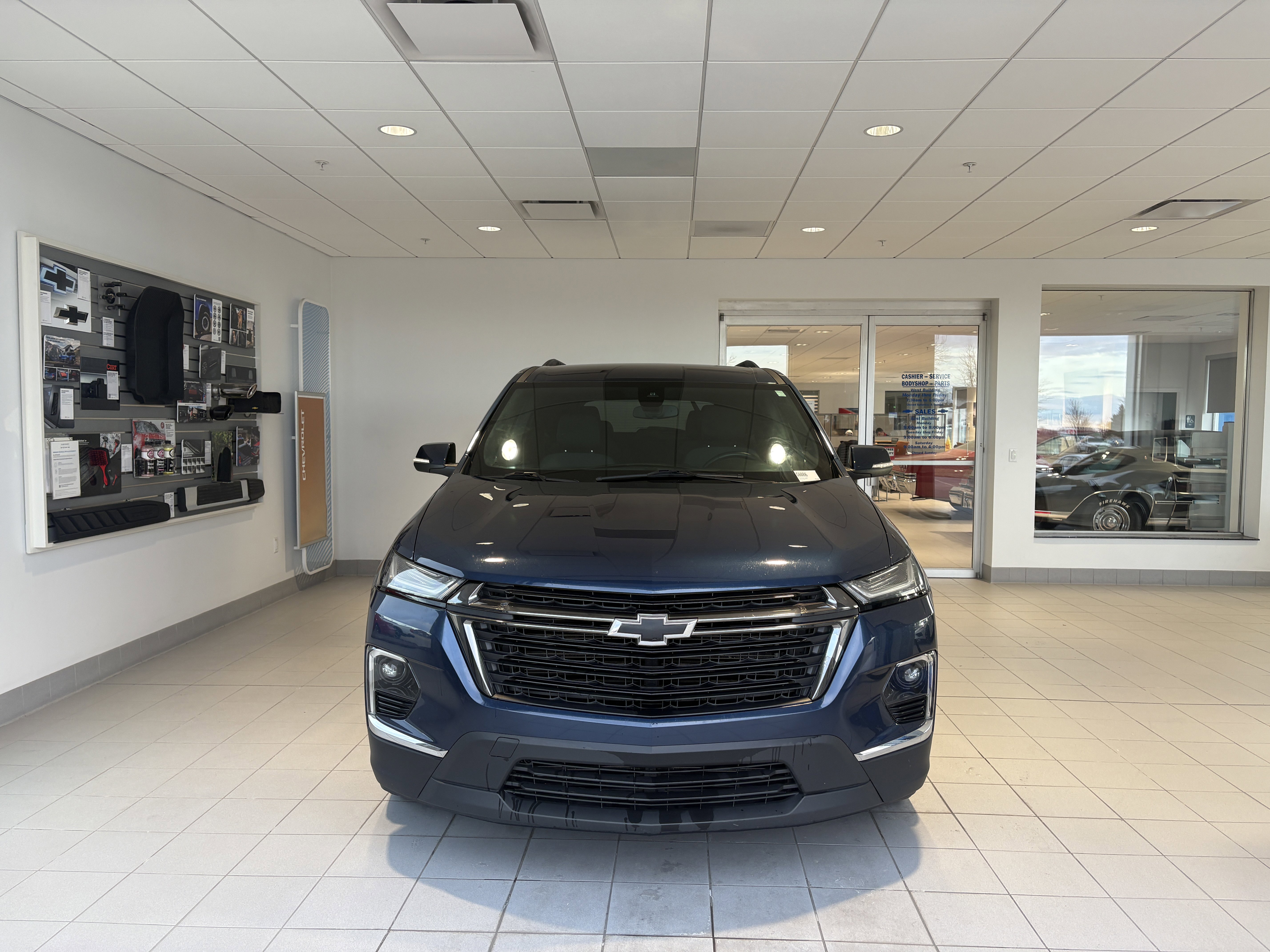 Used 2023 Chevrolet Traverse LT image 7