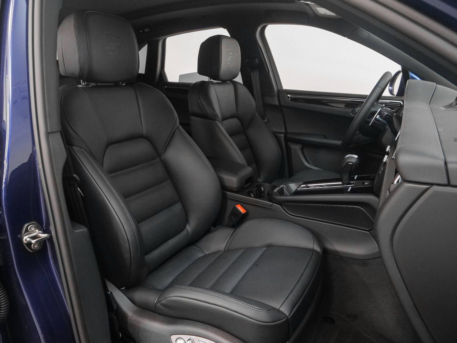 Certified 2025 Porsche Macan AWD/4WD image 20