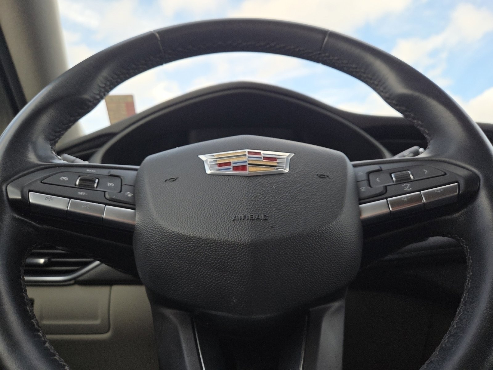 Used 2022 Cadillac XT4 Luxury w/ Cold Weather Package image 25