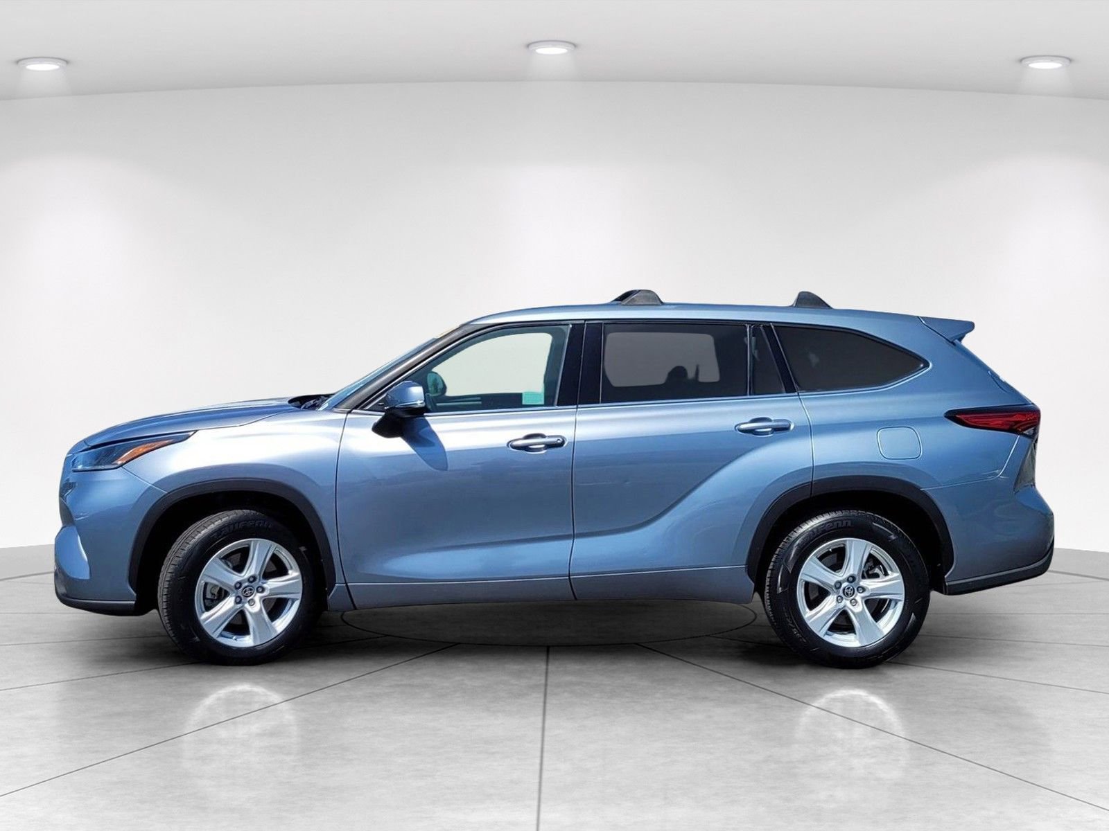 Used 2021 Toyota Highlander LE FWD image 7
