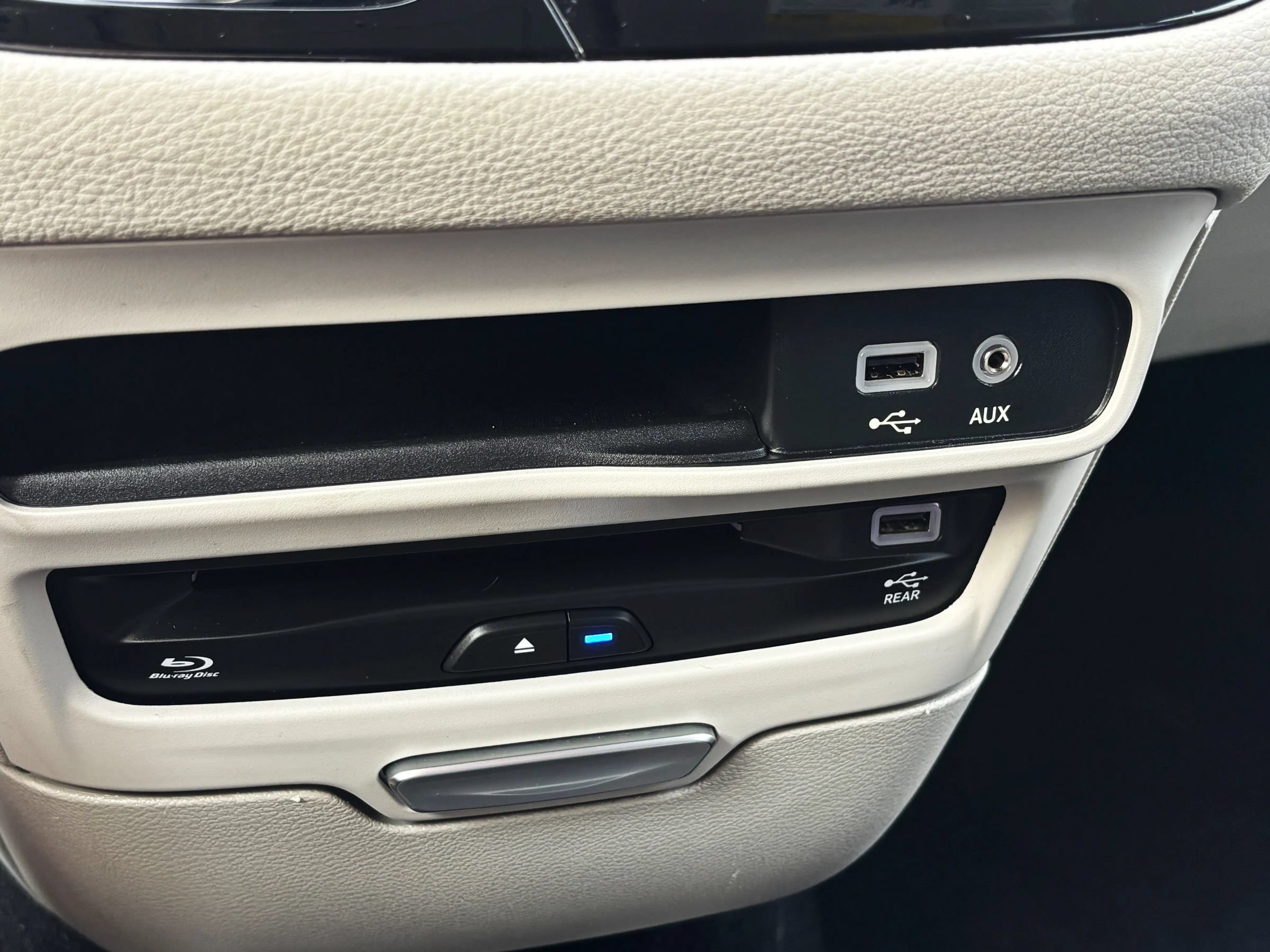 Used 2018 Chrysler Pacifica Limited w/ Advanced Safetytec Group FWD image 27