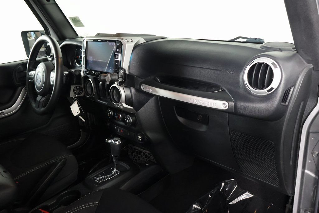 Used 2016 Jeep Wrangler Sahara w/ Connectivity Group AWD/4WD image 8