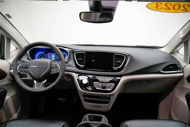 Used 2023 Chrysler Pacifica Touring-L image 27