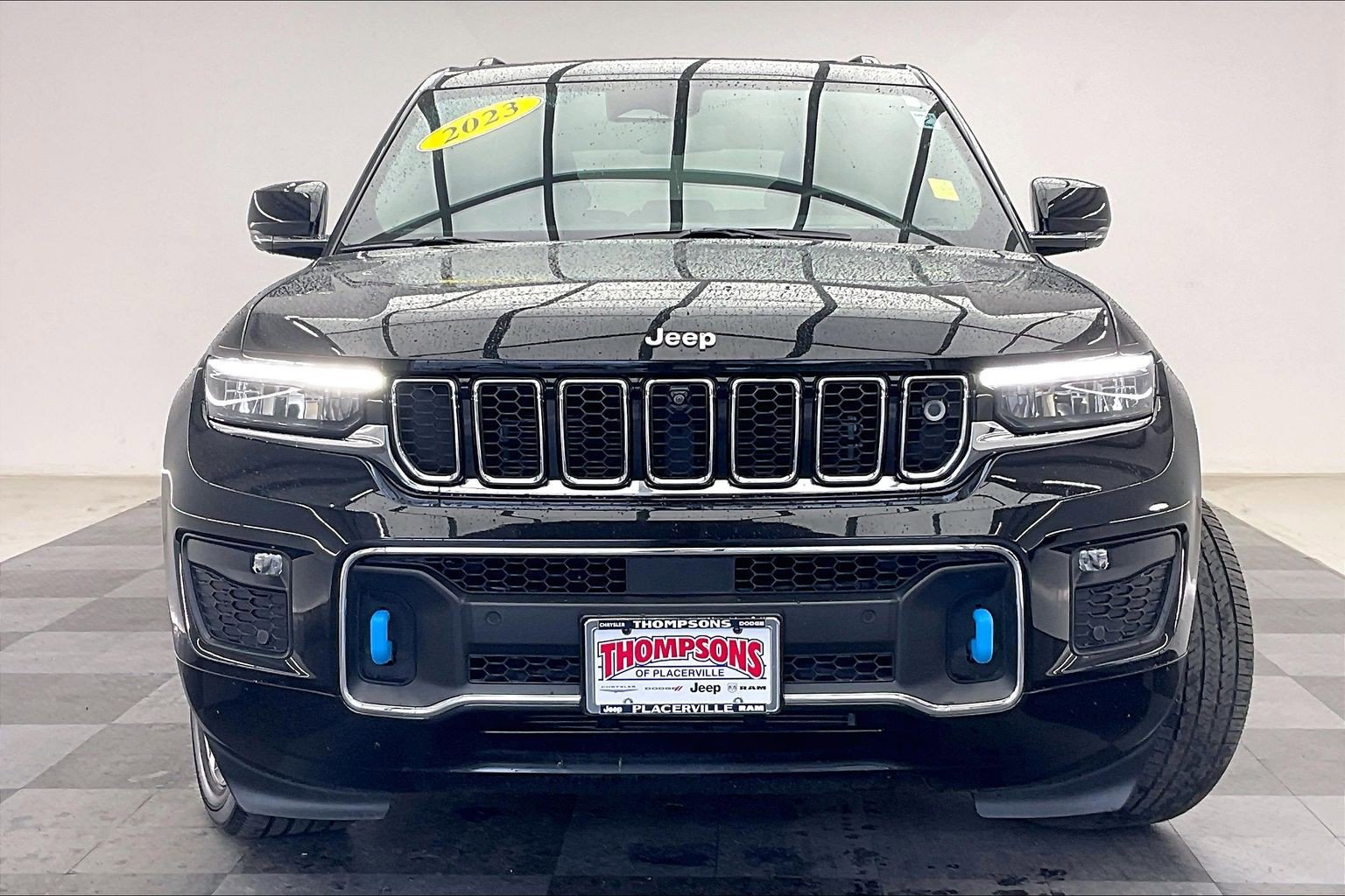 Used 2023 Jeep Grand Cherokee Overland w/ Advanced Protech Group III AWD/4WD image 2
