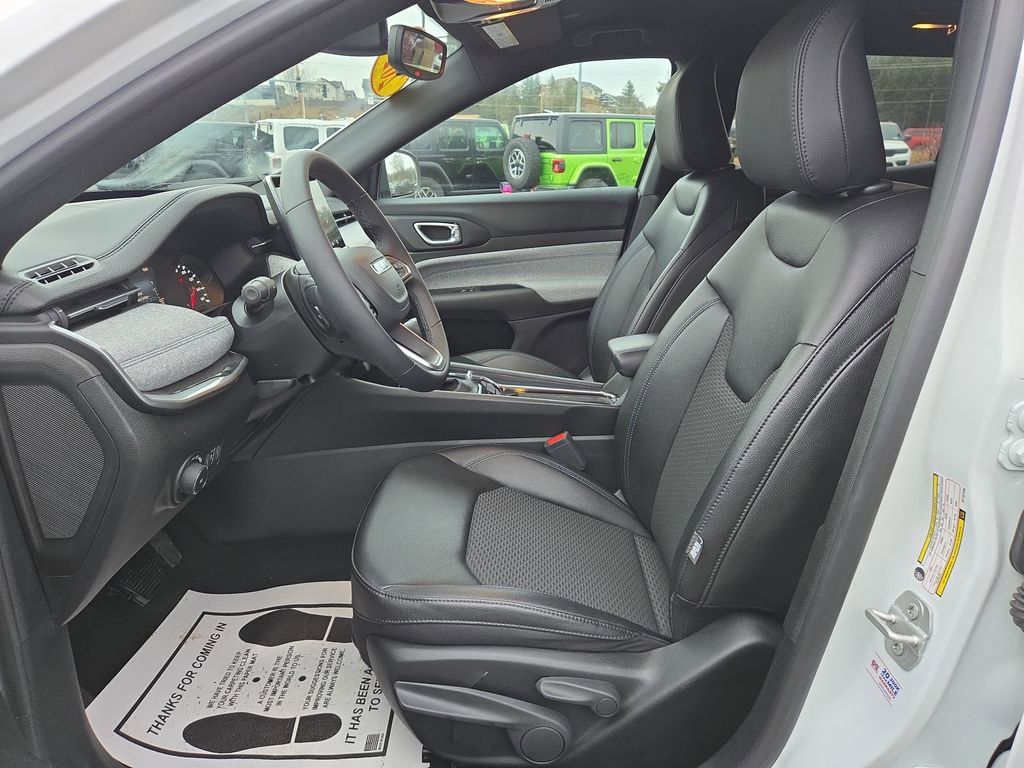 Used 2024 Jeep Compass Latitude image 14