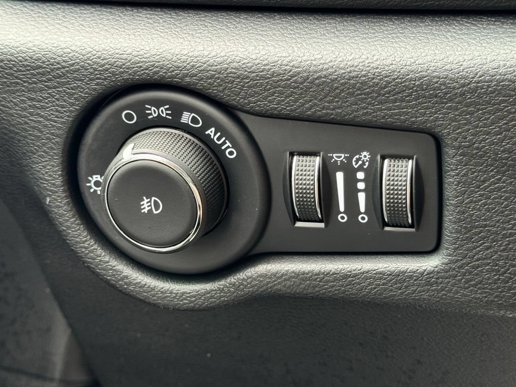 Used 2025 Chrysler Pacifica Select FWD image 33