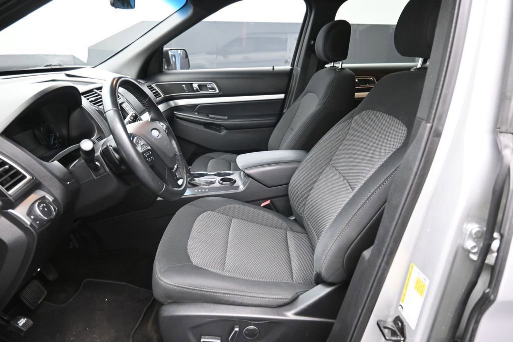 Used 2017 Ford Explorer XLT FWD image 20