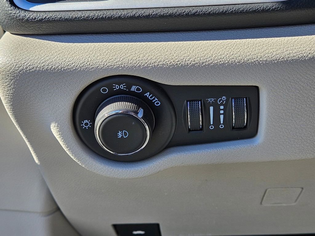 Used 2023 Chrysler Pacifica Touring-L image 26