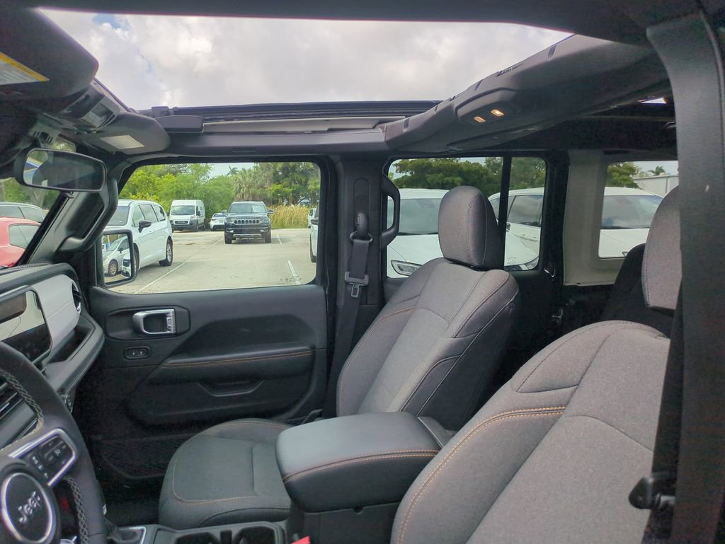 Used 2025 Jeep Wrangler Unlimited Sahara w/ Safety Group AWD/4WD image 22