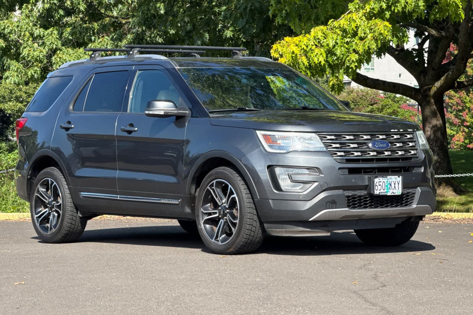 Used 2017 Ford Explorer XLT w/ Equipment Group 202A AWD/4WD image 9