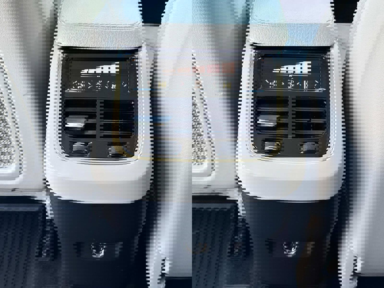 Used 2017 Volvo XC90 T6 Momentum w/ Vision Package image 13